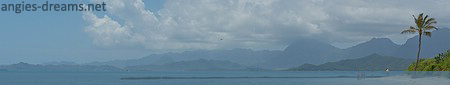 küste mit Bergen im Hintergrund