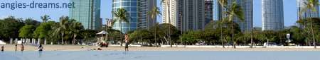 Strand mit Hochhäusern
